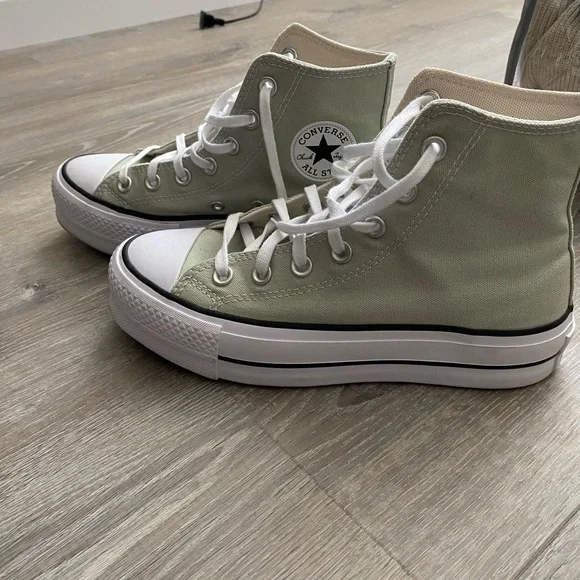 Green High-Top Sneakers with White Laces - Picture 2 of 2